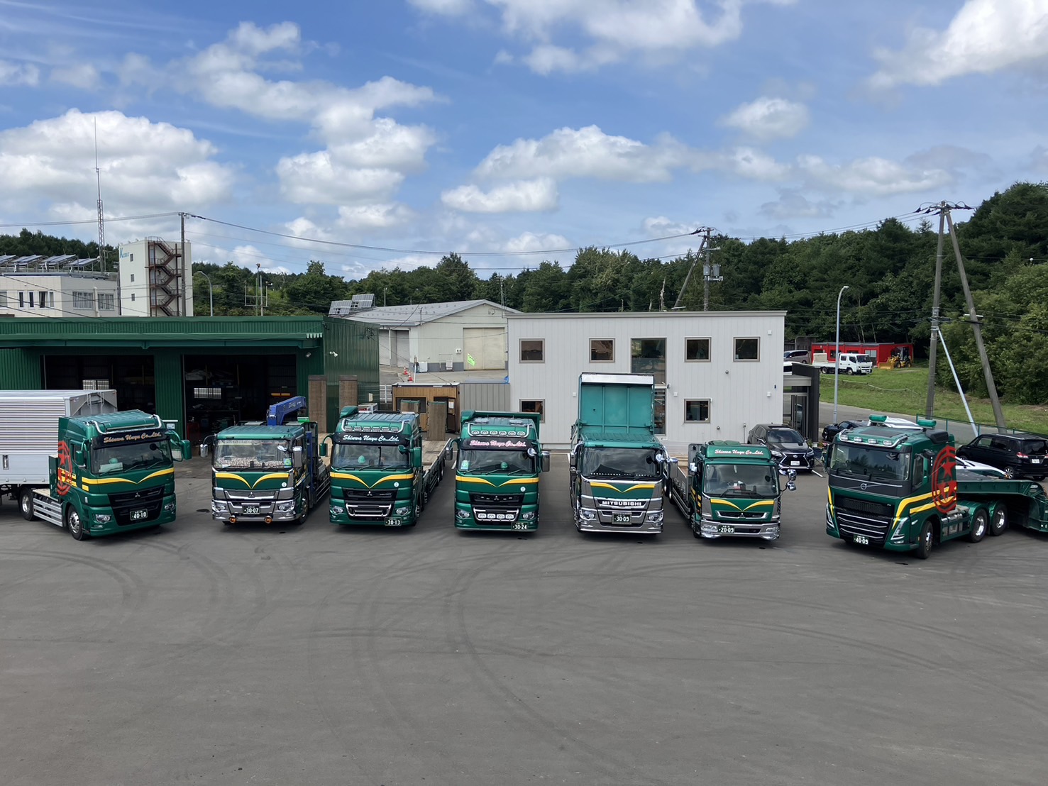辰和運輸の車両が並ぶ様子